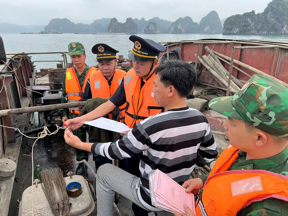 Lực lượng Hải quan, Biên phòng cửa khẩu cảng Cẩm Phả phối hợp kiểm tra.