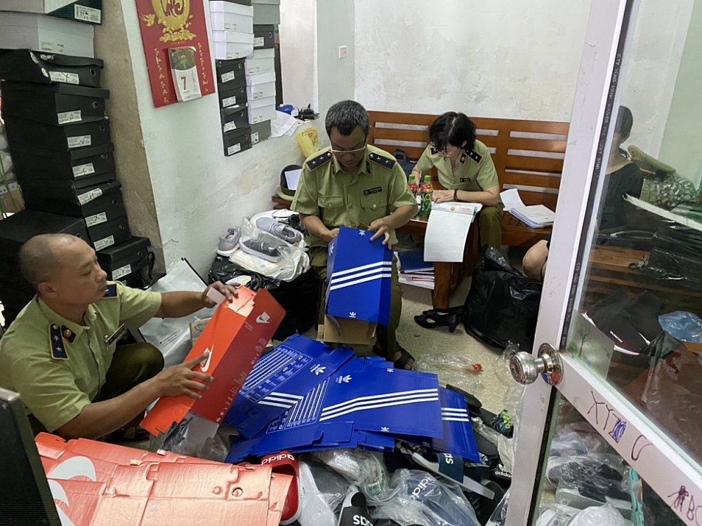 ha noi tam giu hon 5000 san pham co dau hieu gia mao adidas nike