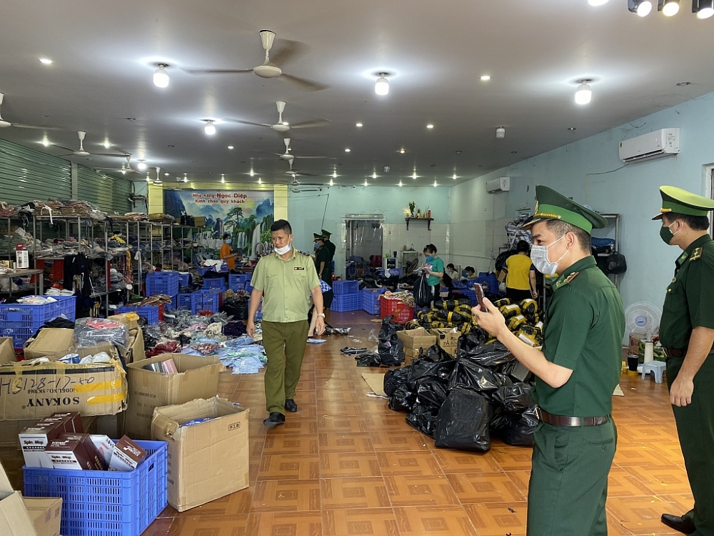 Lực lượng chức năng phối hợp kiểm tra kho chứa hàng.