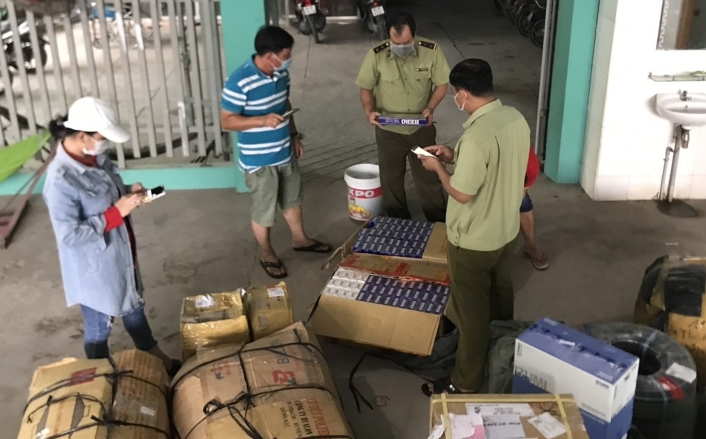 Lực lượng chức năng kiểm tra thuốc lá nhập lậu.