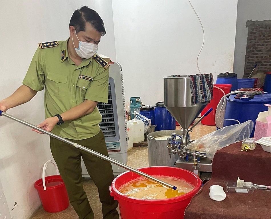 Lực lượng Quản lý thị trường kiểm tra cơ sở sản xuất vi phạm.