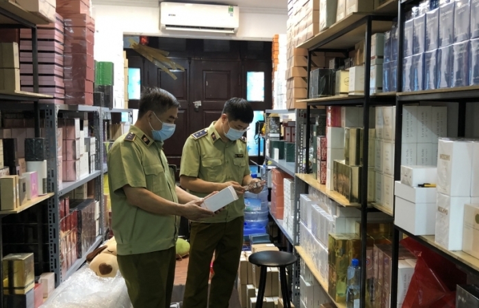 Đột kích cửa hàng nước hoa lớn tại Hà Nội
