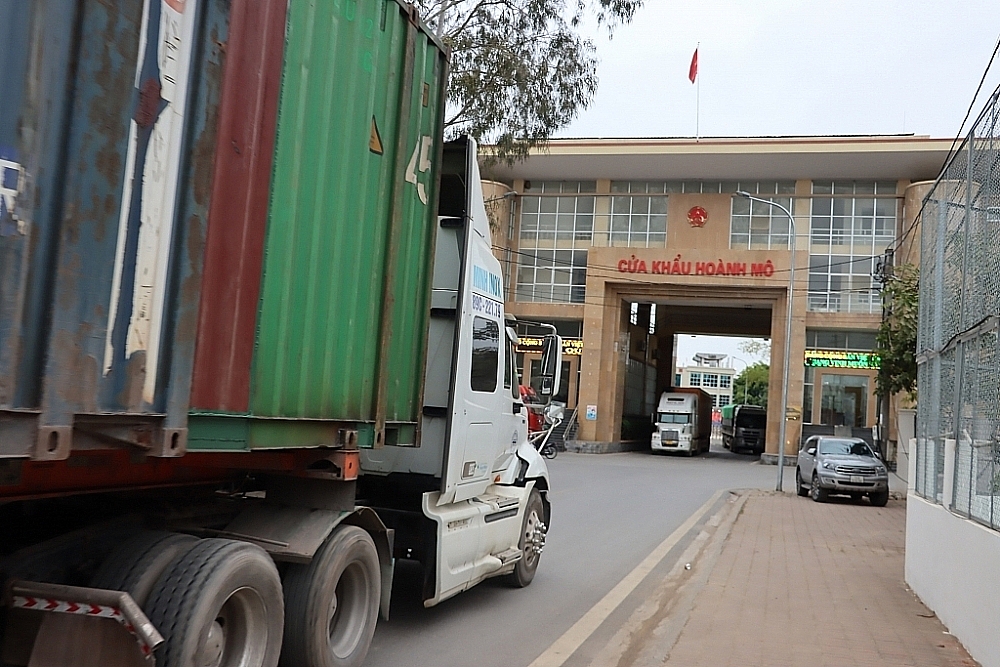 Hoạt động XNK qua cửa khẩu Hoành Mô, Quảng Ninh. Ảnh: Q.Hùng
