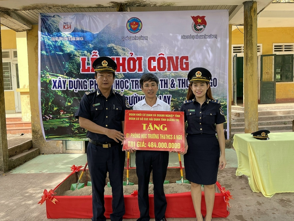 Đại diện lãnh đạo Cục và Đoàn Cơ sở Cục Hải quan Quảng Trị trao kinh phí xây dựng phòng học. 