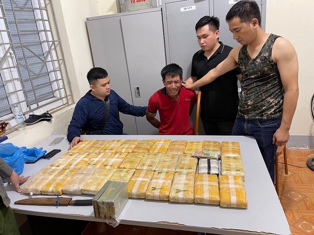 Đối tượng Thạo Bun Phúc cùng tang vật. Ảnh: Biên phòng Sơn La