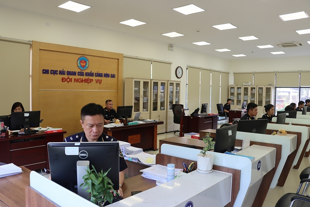 Hoạt động nghiệp vụ tại Chi cục Hải quan cửa khẩu cảng Hòn Gai, Cục Hải quan Quảng Ninh. Ảnh: Quang Hùng
