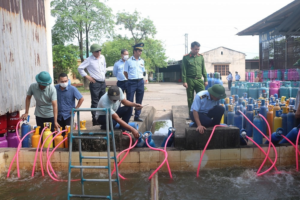 Lực lượng chức năng tổ chức tiêu hủy hàng hóa.