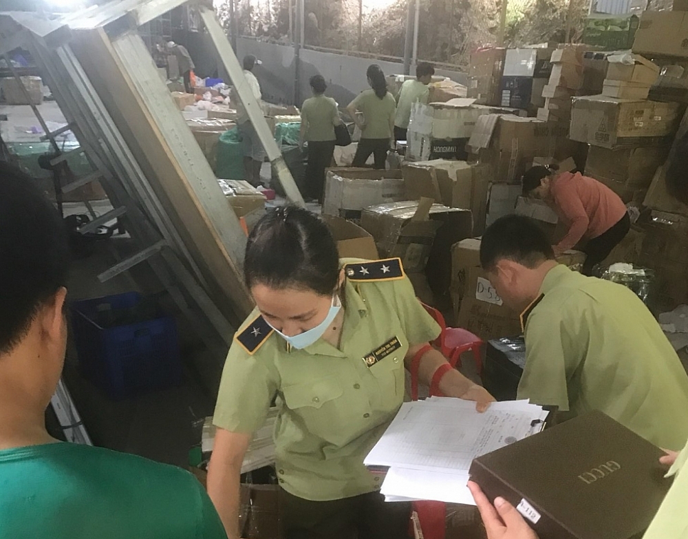 Cận cảnh khám xét kho chứa hàng nhập lậu cực lớn tại Lào Cai