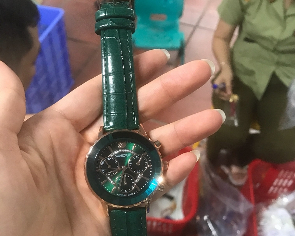 Cận cảnh khám xét kho chứa hàng nhập lậu cực lớn tại Lào Cai
