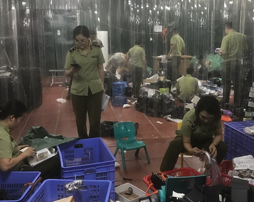 Cận cảnh khám xét kho chứa hàng nhập lậu cực lớn tại Lào Cai