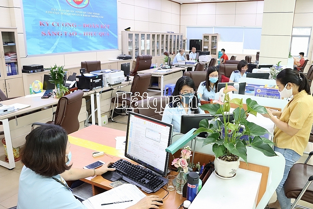 Hải quan Móng Cái triển khai đồng bộ nhiều giải pháp để thu hút doanh nghiệp đến làm thủ tục. Ảnh: Q.H