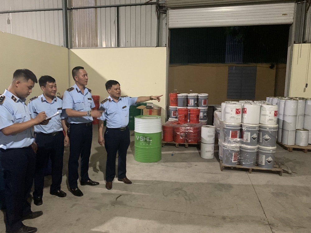 Tạm giữ 25.000 sản phẩm chăm sóc động cơ ô tô, xe máy có dấu hiệu giả mạo xuất xứ