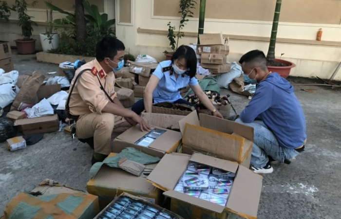 Chặn đứng xe tải chở gần 1.300 sản phẩm thuốc lá điện tử, tinh dầu