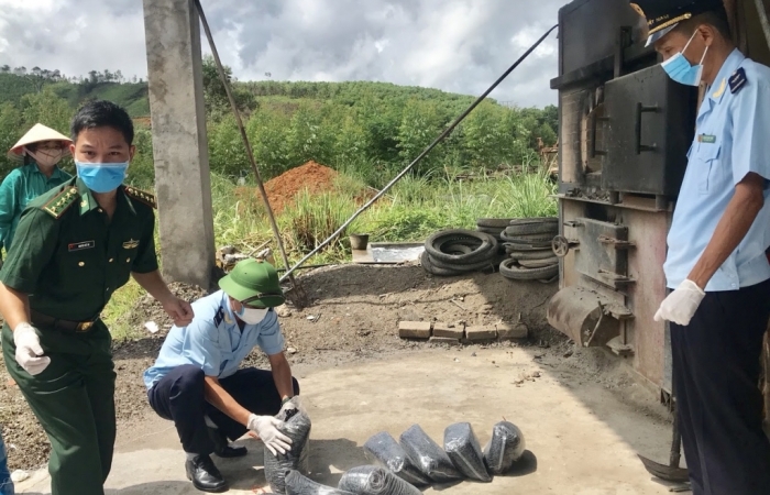 Hải quan Hoành Mô tiêu hủy hàng tấn thực phẩm “bẩn”