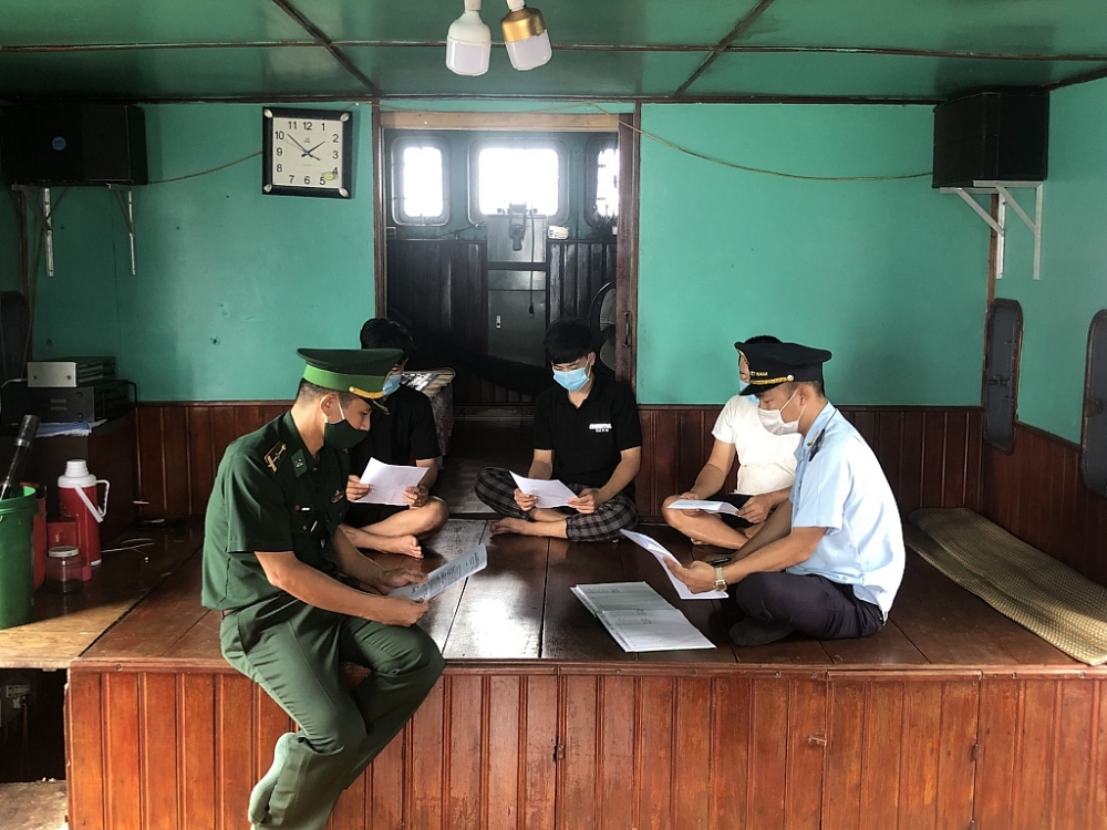 Lực lượng Hải quan và Biên phòng cảng Vạn Gia phối hợp tuyên truyền phổ biến pháp luật đến các ngư dân.
