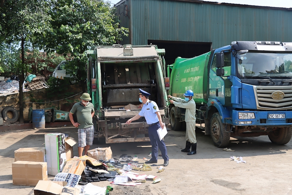 Lực lượng chức năng tổ chức tiêu hủy hàng hóa.