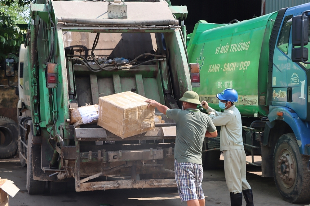Tiêu hủy lô nước hoa, mỹ phẩm… gần 2 tỷ đồng
