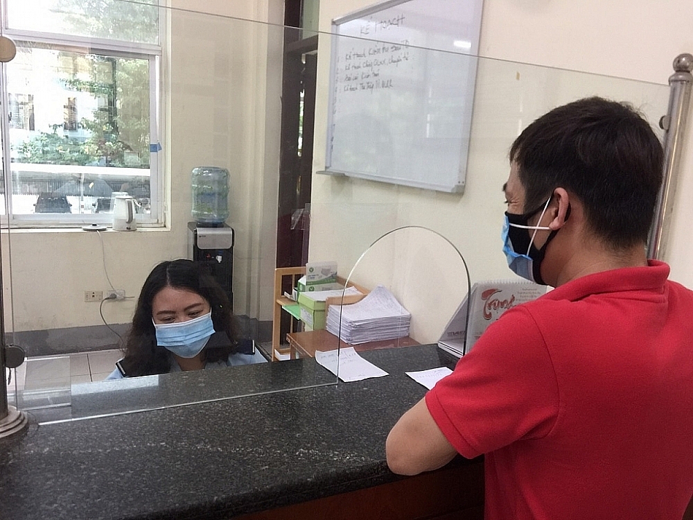 Công chức Chi cục Hải quan Bắc Ninh thực hiện chế độ làm việc luân phiên để đảm bảo phòng, chống dịch. Ảnh do Chi cục Hải quan Bắc Ninh cung cấp