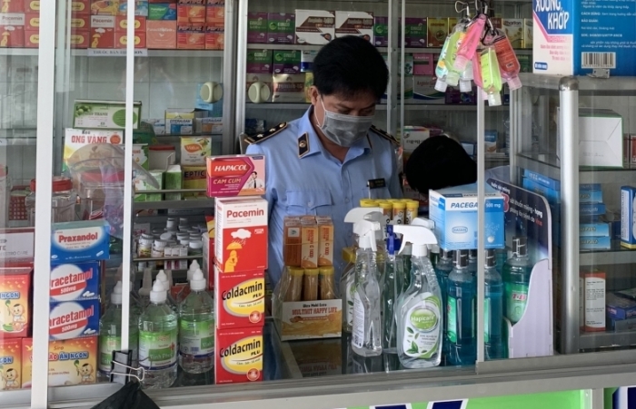 Phát hiện quầy bán thuốc hết hạn sử dụng qua đường dây nóng