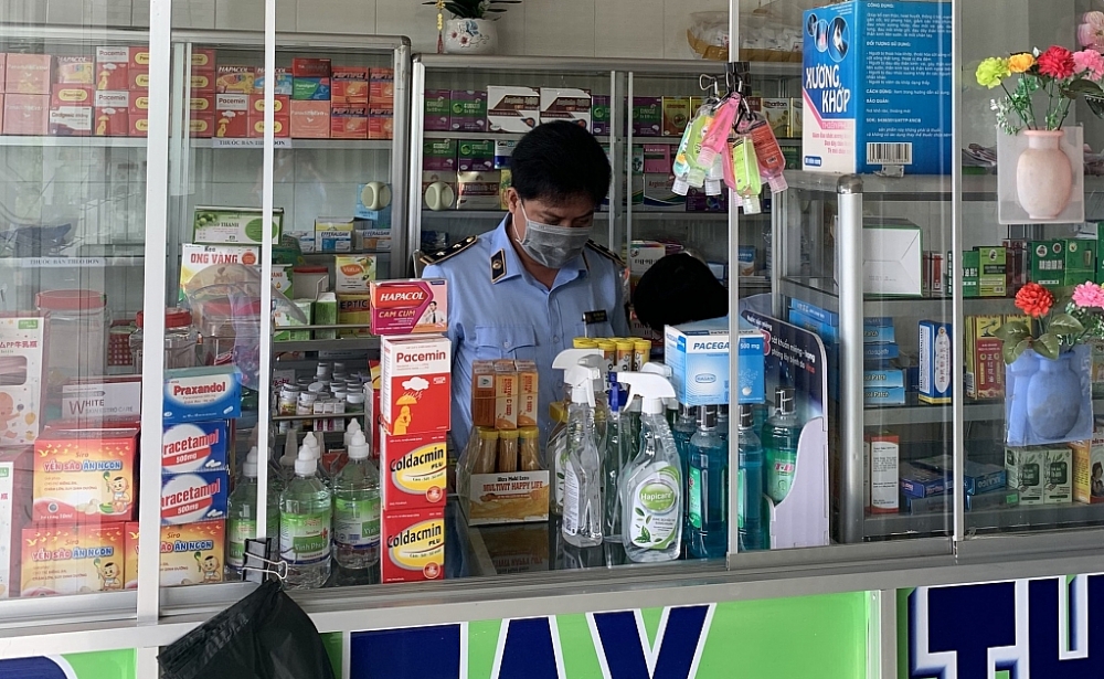 Lực lượng QLTT kiểm tra quầy thuốc.