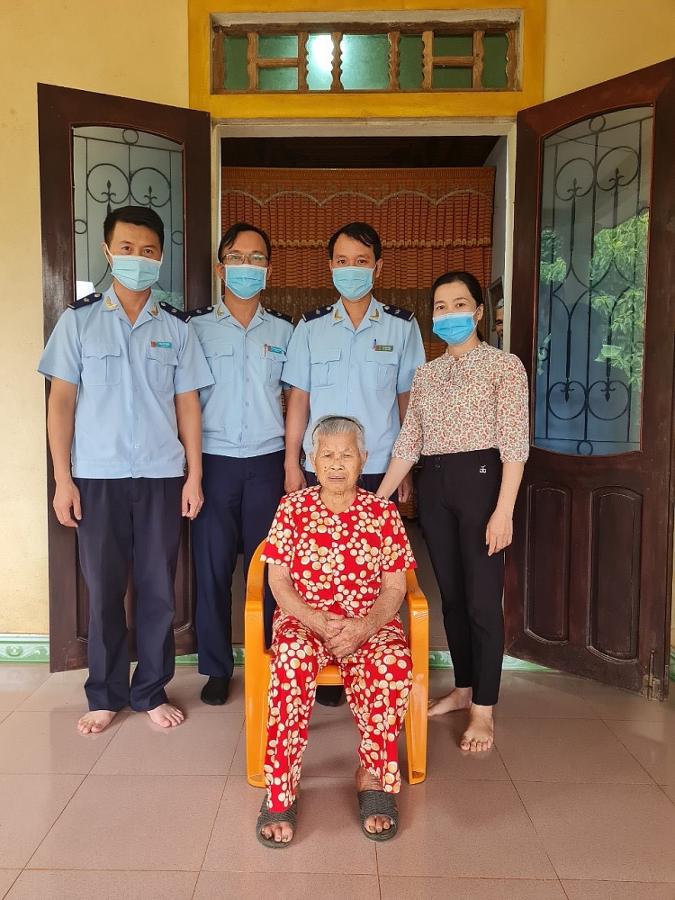Thanh niên Hải quan Quảng Trị dâng hương tưởng nhớ các anh hùng liệt sỹ dịp 27/7