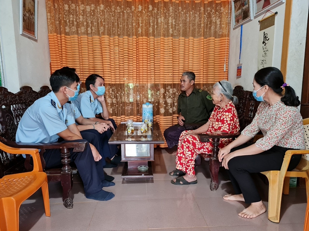 Thanh niên Hải quan Quảng Trị dâng hương tưởng nhớ các anh hùng liệt sỹ dịp 27/7