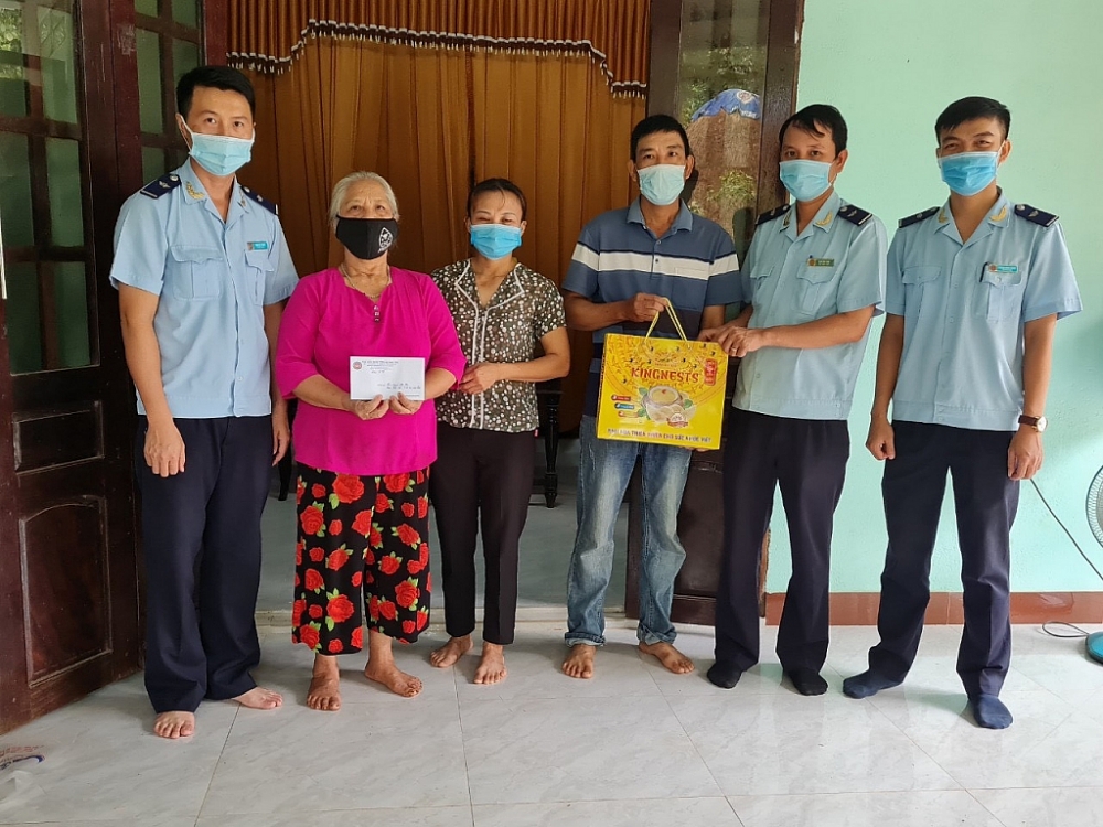 Thanh niên Hải quan Quảng Trị dâng hương tưởng nhớ các anh hùng liệt sỹ dịp 27/7