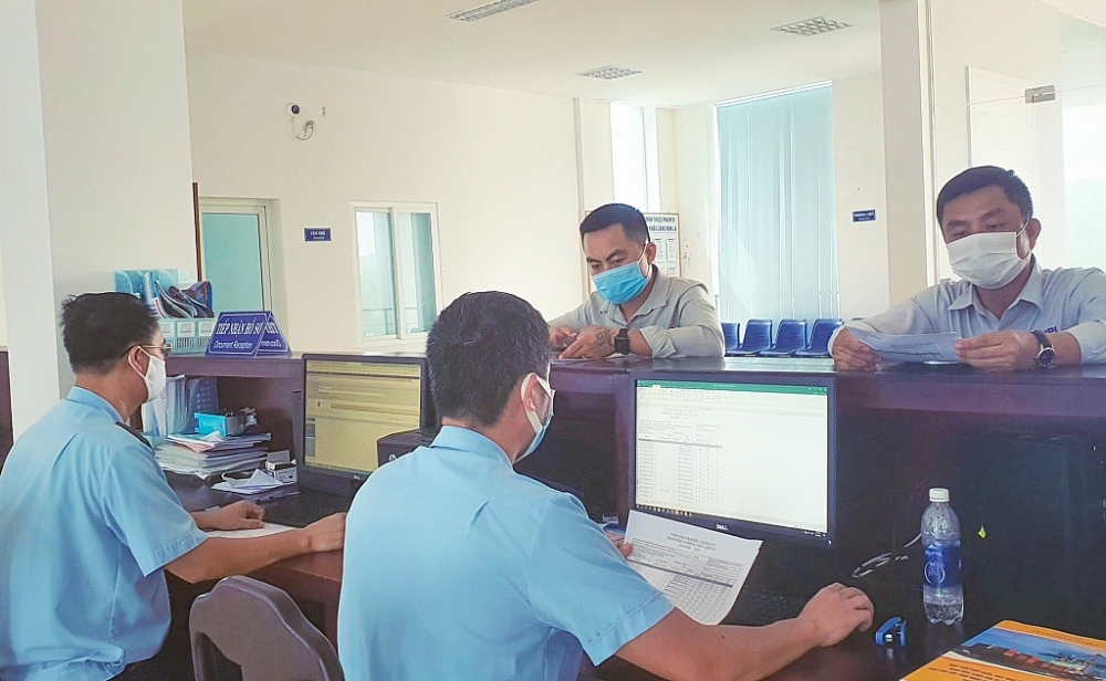 Công chức Chi cục Hải quan cửa khẩu cảng Hòn La giải quyết thủ tục cho doanh nghiệp.