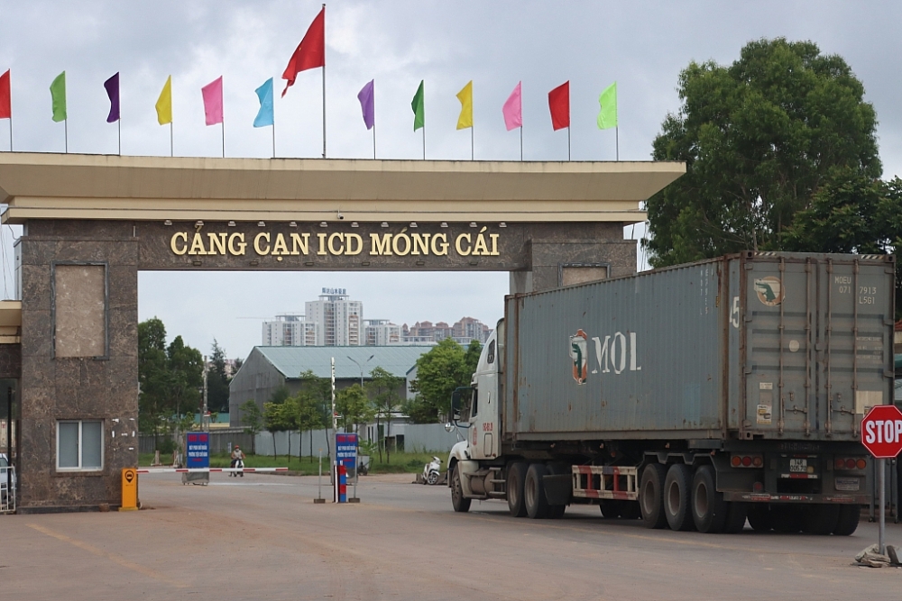 Phương tiện vận tải ra, vào điểm thông quan Lối mở Km 3+4. Ảnh: Quang Hùng