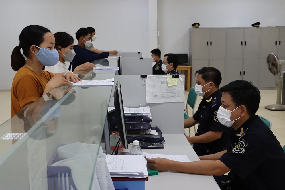 Doanh nghiệp được huwowngrlowij khi tham gia Chương trình thí điểm hỗ trợ, khuyến khích doanh nghiệp tuân thủ pháp luật hải quan. (Trong ảnh: Hoạt động nghiệp vụ tại Chi cục Hải quan cửa khẩu Lao Bảo, Cục Hải quan Quảng Trị). Ảnh: Quang Hùng