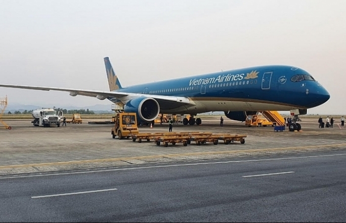 Chuyến bay nước ngoài đến Việt Nam phải nộp phí hải quan bao nhiêu?