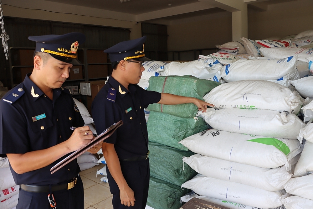 Lực lượng Đội Kiểm soát Hải quan Quảng Trị kiểm đếm tang vật vi phạm. Ảnh: Quang Hùng