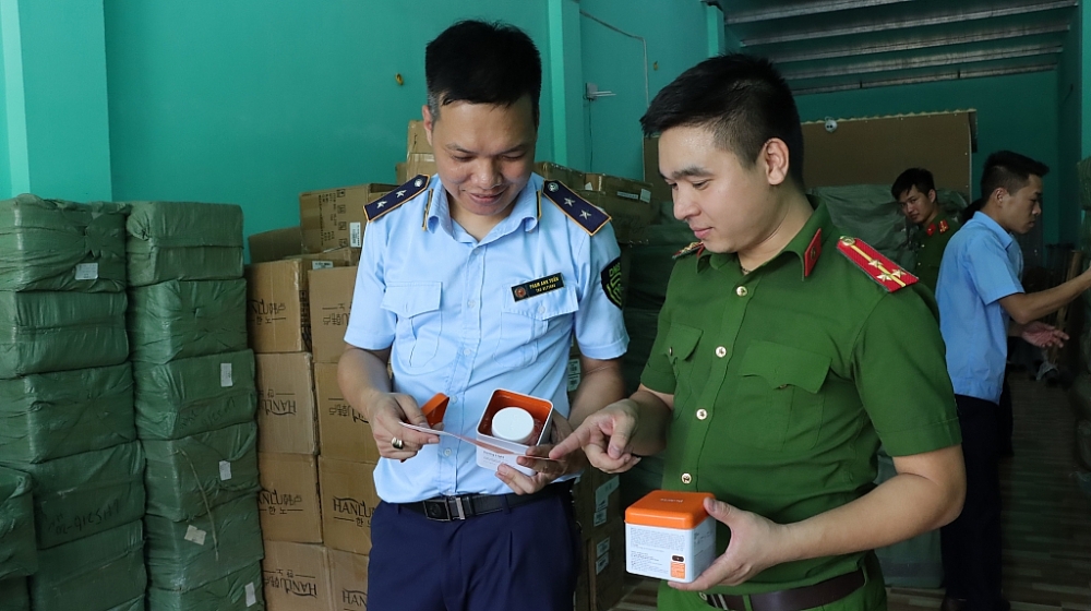 Lực lượng chức năng kiểm tra chi tiết hàng hoá.