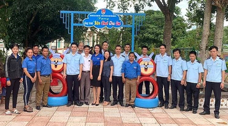 thanh nien hai quan quang tri tiep buoc den truong cho hoc sinh ngheo
