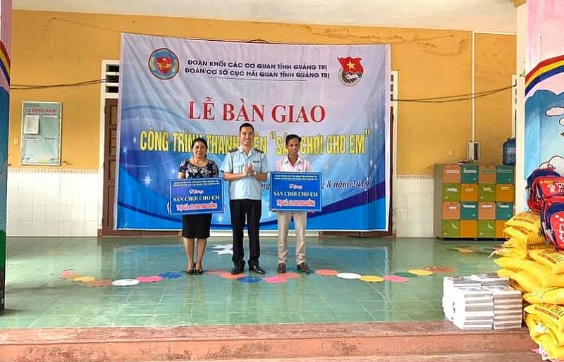 thanh nien hai quan quang tri tiep buoc den truong cho hoc sinh ngheo