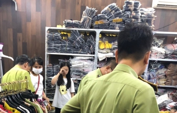 Tạm giữ hàng nghìn sản phẩm có dấu hiệu giả mạo hơn nửa tỷ đồng