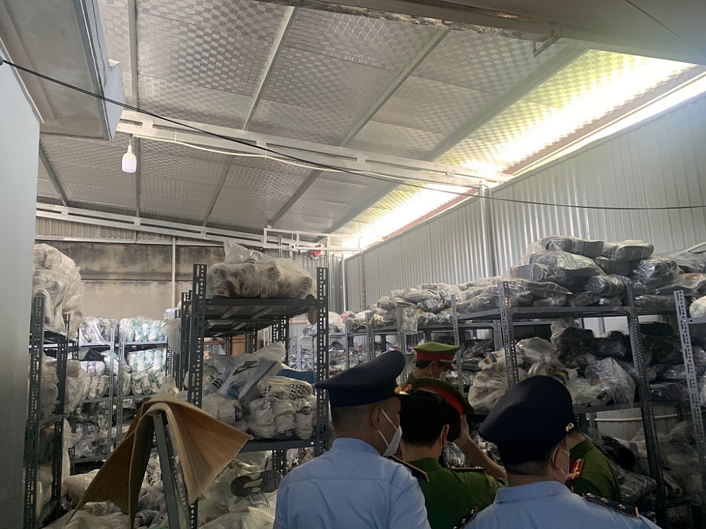 Lực lượng chức năng kiểm tra kho chứa hàng hóa.
