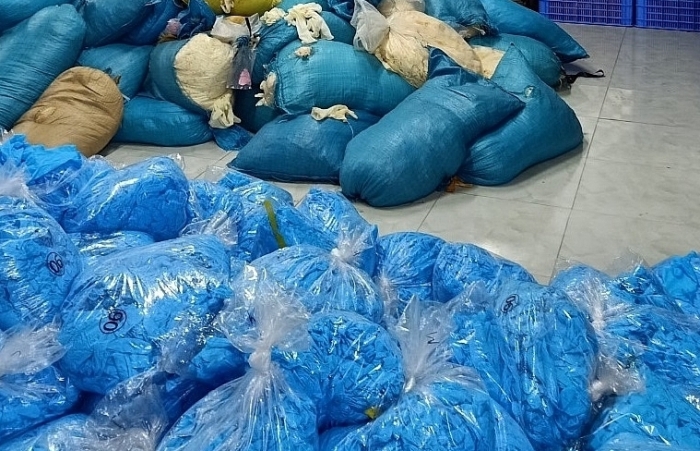 Bị phạt 100 triệu đồng vì kinh doanh 9,5 tấn găng tay cao su không rõ nguồn gốc