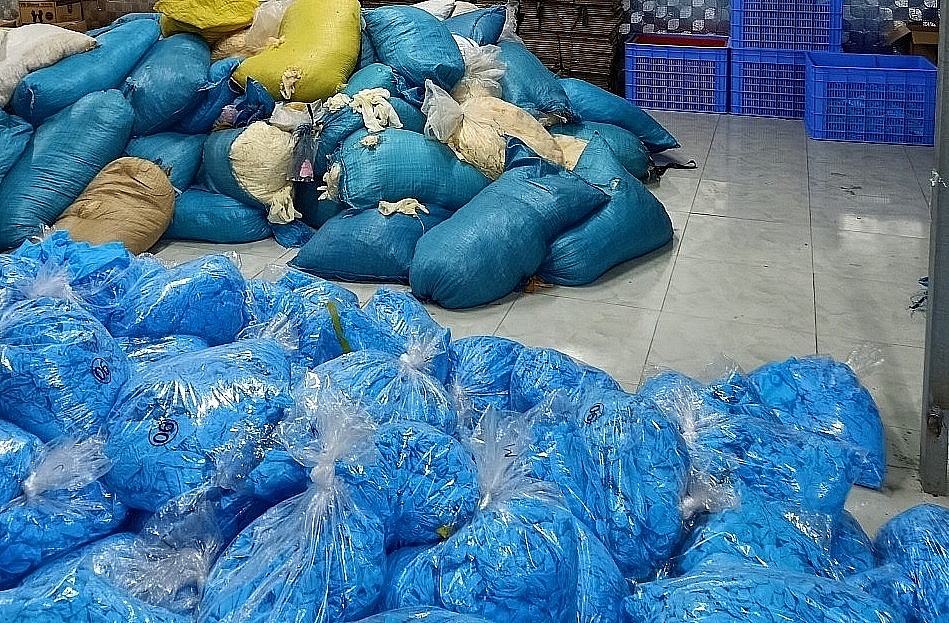 Tại thời điểm kiểm tra, lực lượng chức năng phát hiện găng tay được vứt bừa bãi trên sàn..