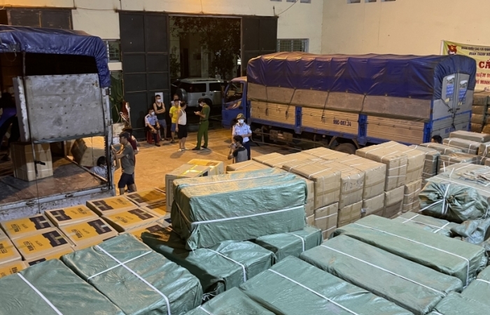 Phát hiện kho chứa 50 tấn bút bi, dao cạo râu... có dấu hiệu giả mạo