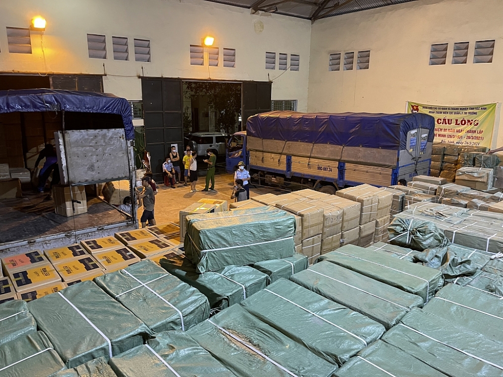 Lực lượng chức năng tổ chức khám xét kho hàng.