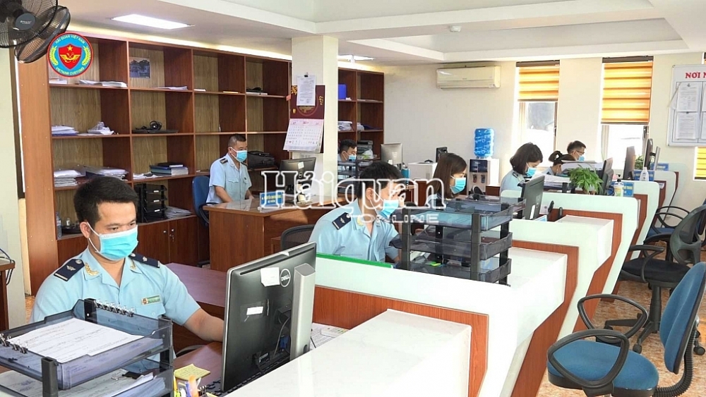 Hoạt động nghiệp vụ tại Chi cục Hải quan cửa khẩu cảng Cẩm Phả.