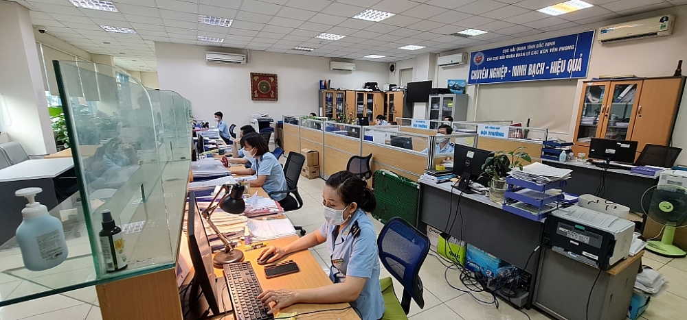 Nâng cao chất lượng phục vụ người dân, doanh nghiệp trong thực hiện thủ tục hải quan. (Trong ảnh: Hoạt động nghiệp vụ tại Chi cục Hải quan quản lý các Khu công nghiệp Yên Phong, Cục Hải quan Bắc Ninh). Ảnh: Phạm Hưng