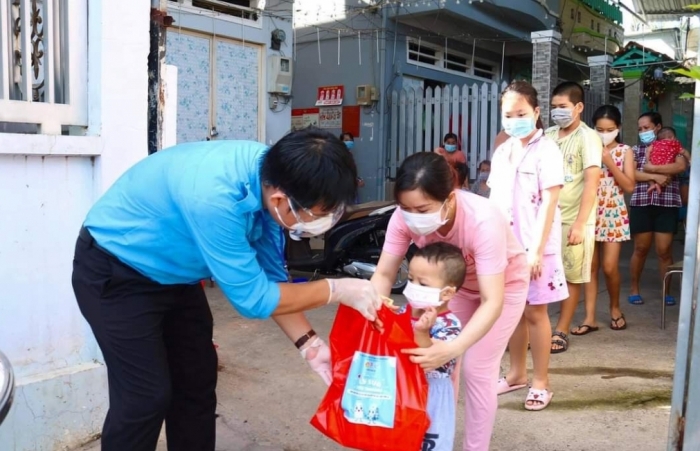 Thanh niên Cục Quản lý rủi ro và Cục Hải quan TP Hồ Chí Minh chung tay hỗ trợ người dân nơi “tâm dịch”