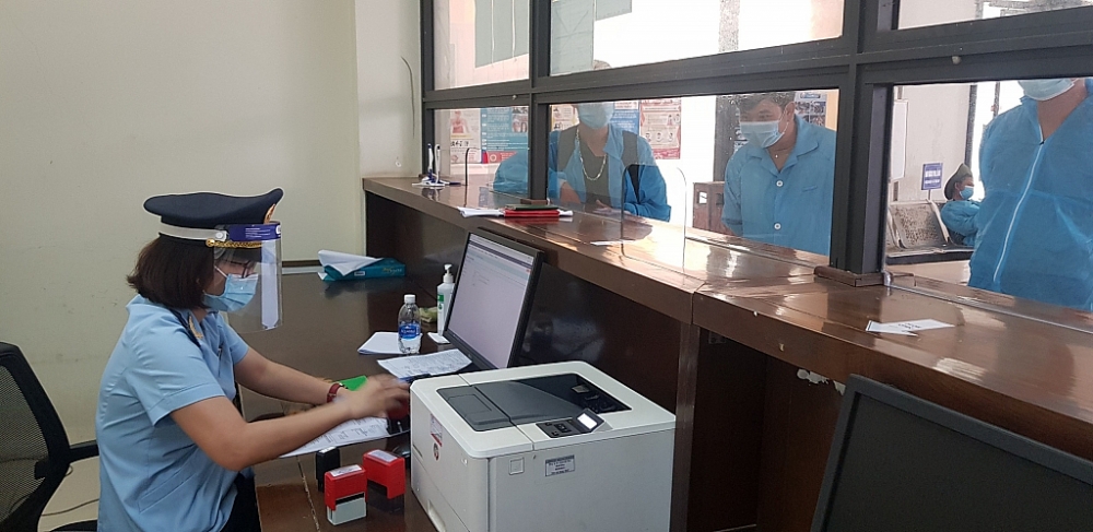 Hàng hóa xuất nhập khẩu qua cửa khẩu Cha Lo giảm gần 50%