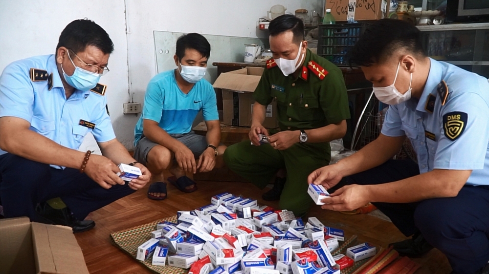 Lực lượng chức năng kiểm tra cơ sở kinh doanh. Lực lượng chức năng kiểm tra cơ sở kinh doanh.