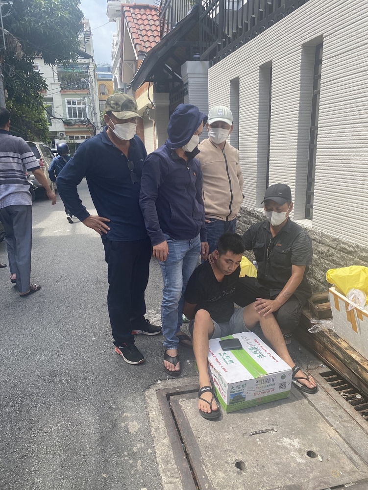 Lực lượng chức năng tổ chức bắt giữ đối tượng. Ảnh do Hải quan Quảng Trị cung cấp