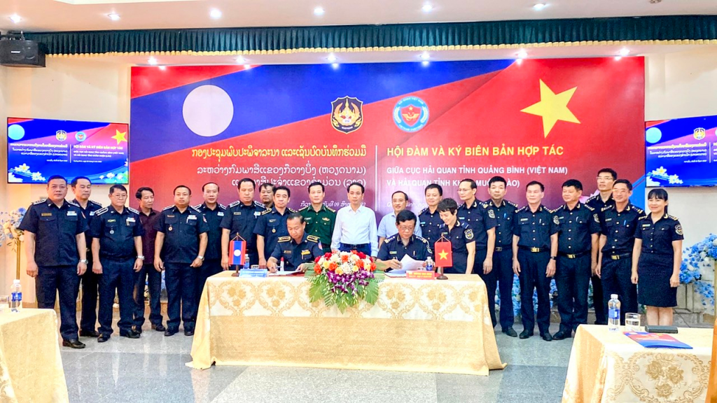 Hải quan Quảng Bình và Hải quan Khăm Muộn ký biên bản hợp tác.