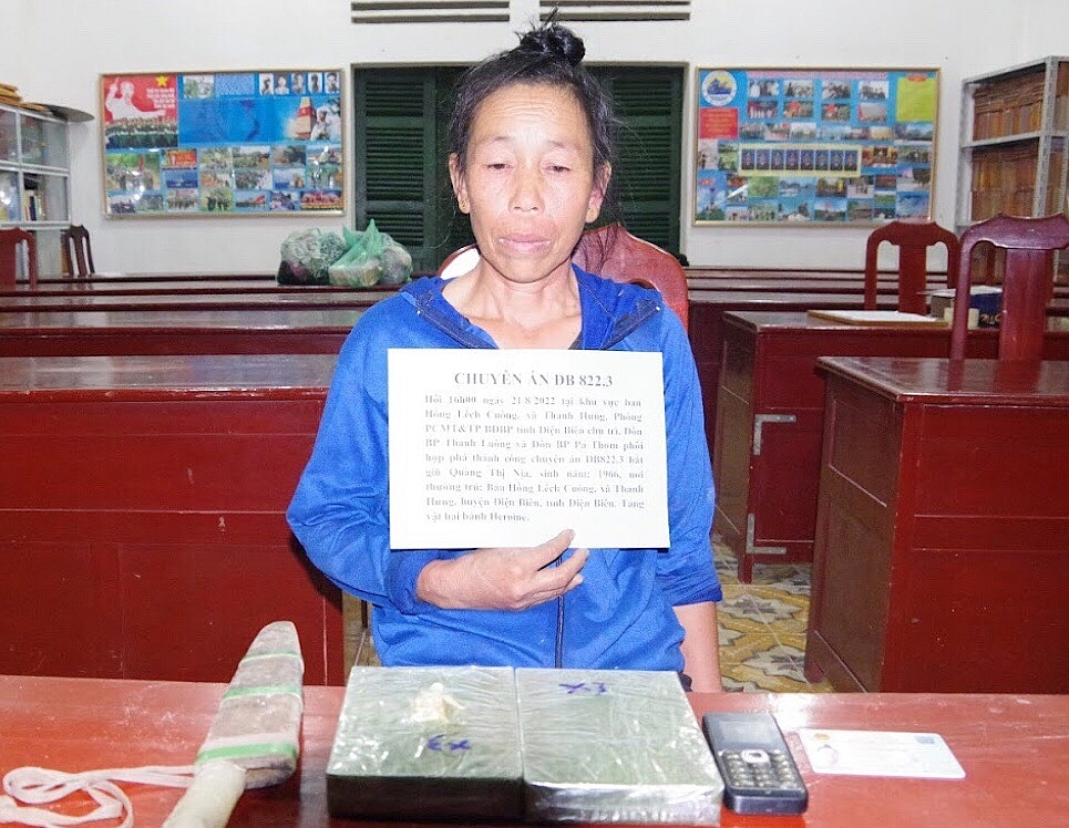 Đối tượng Quàng Thị Nịa và tang vật.