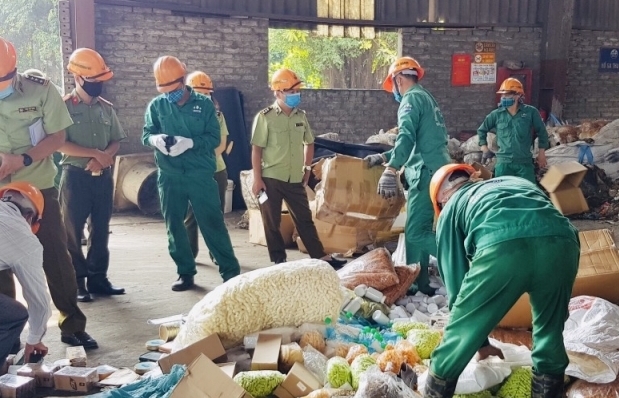 Tiêu hủy 15 tấn thuốc lá, xì gà, thực phẩm… kém chất lượng